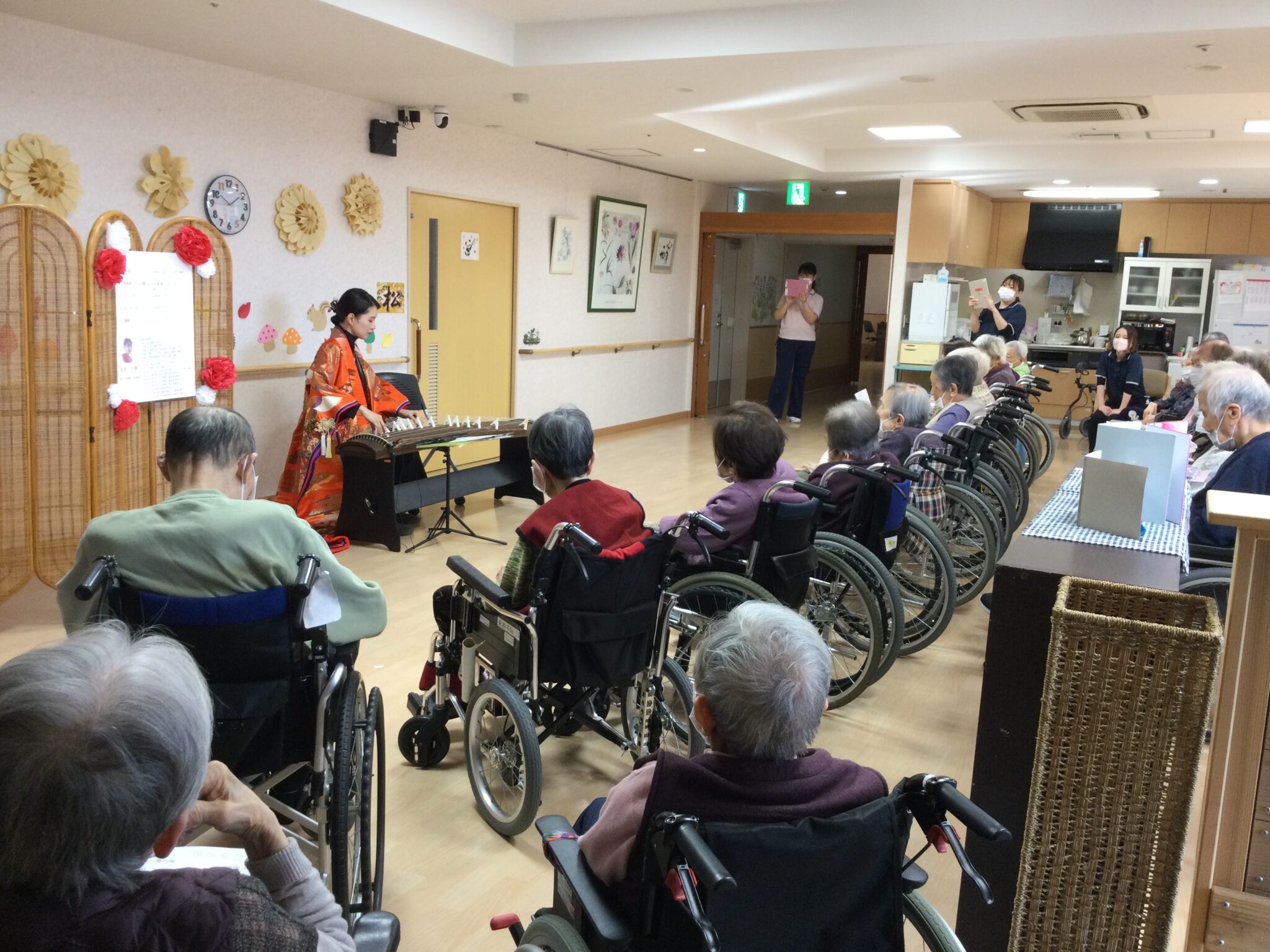 介護施設でのレクリエーション。琴演奏を鑑賞する入居者たち